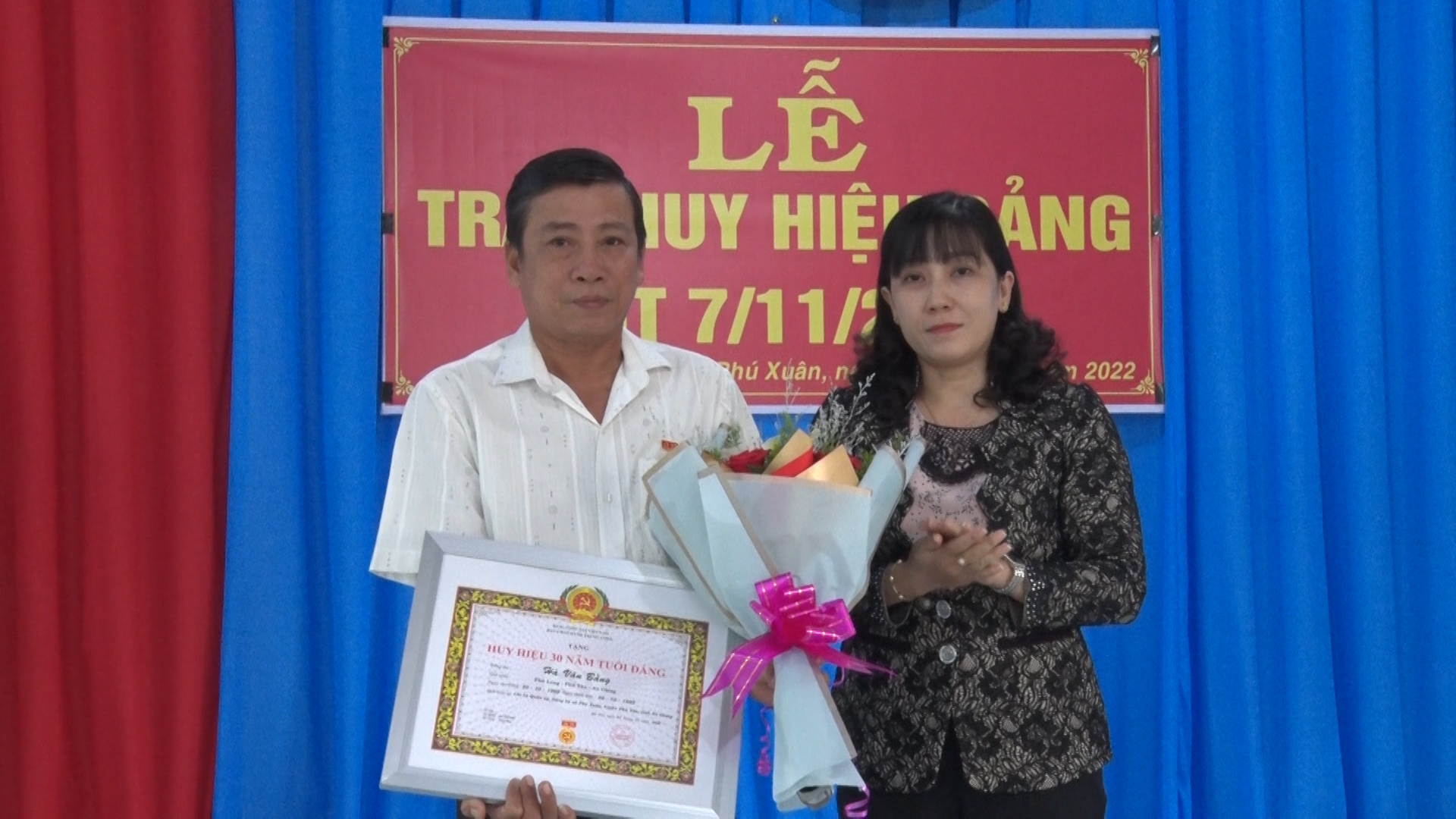 2022/11/05/Phú Tân trao Huy hiệu Đảng đợt 7-11 cho 12 đồng chí 2.jpg